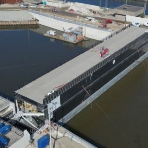 Eerste sluisdeur nieuwe zeesluis IJmuiden geplaatst